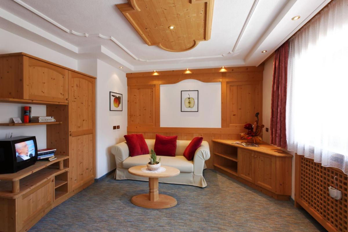Ciasa Roby Hotel San Cassiano  Bagian luar foto